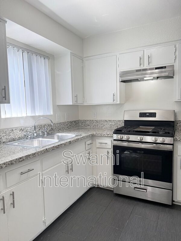 Building Photo - 345 Stepney St
