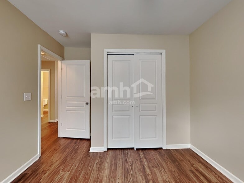 Building Photo - 8829 Shadowglen Dr