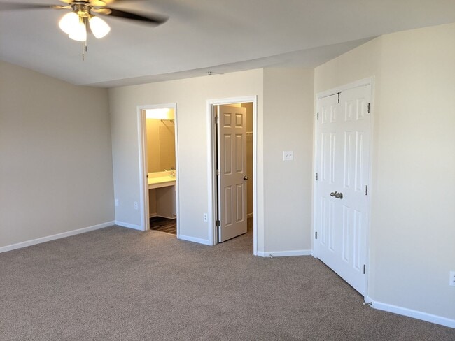 Building Photo - Recently renovated townhome in Ballenger C...