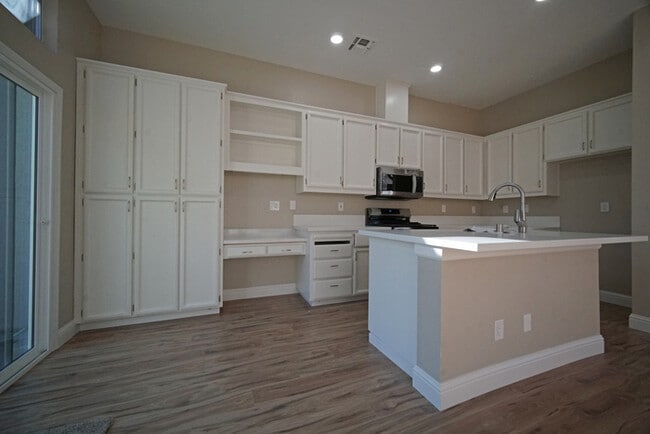 Building Photo - Beautifully remodeled 4 bedroom, 2 bathroo...