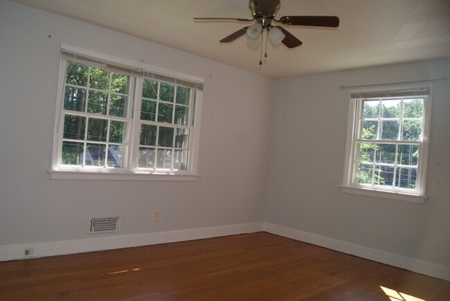 Building Photo - 913 Brookwood Dr