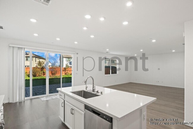 Building Photo - 861 Pipit St