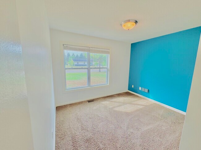 Building Photo - 2102 Oakwood Dr