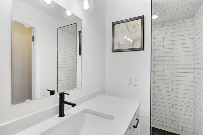 Building Photo - Welcome home to this spacious and renovate...