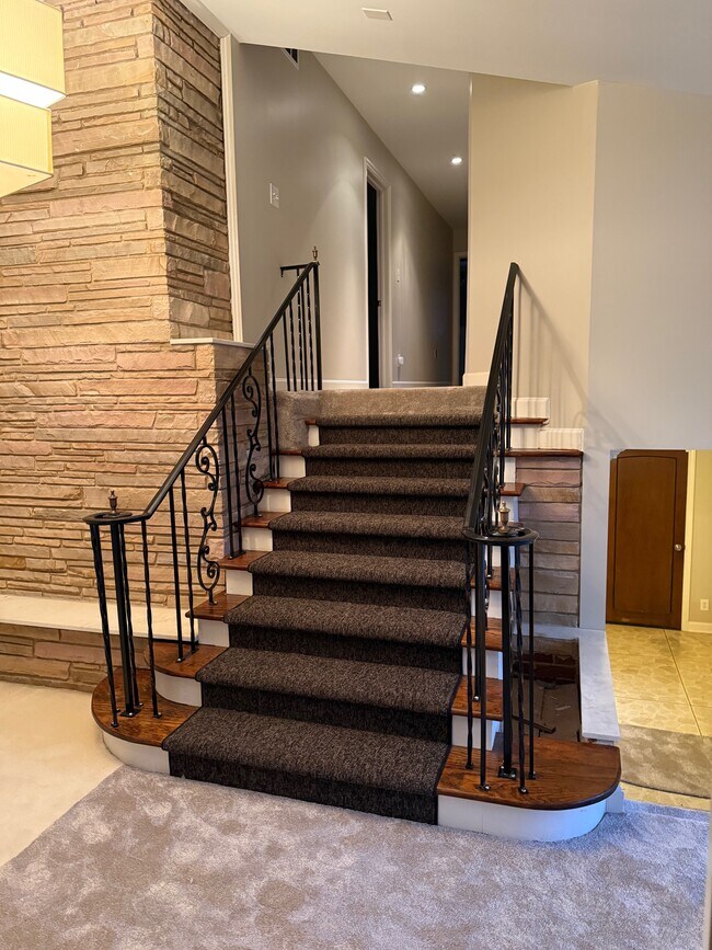 Building Photo - 5755 Doncaster Dr