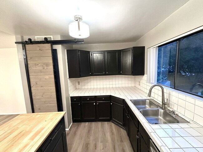 Kitchen area - 5303 Alhama Dr
