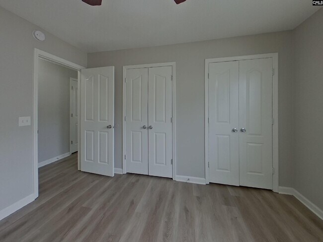 Building Photo - 337 Montclaire Ln