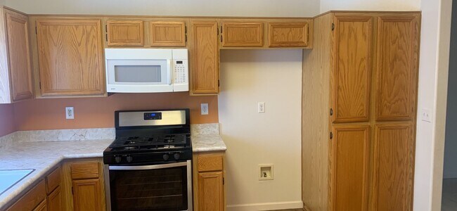 Building Photo - Beautiful Large Open Home in Hemet