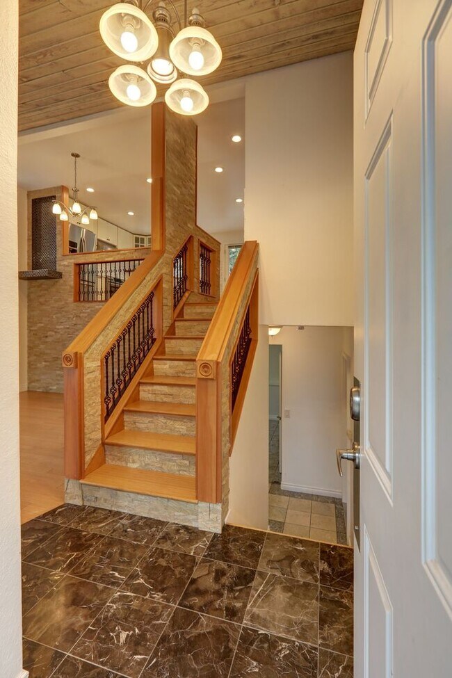 Building Photo - Stunning 3BR 1.75 BA Sammamish Home.  Rece...