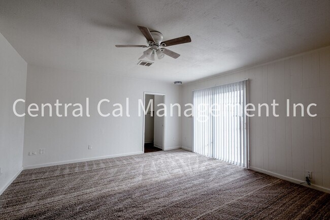 Building Photo - 4 Bedroom/2 Bath Home in Central Bakersfield - $1995 Per Month!