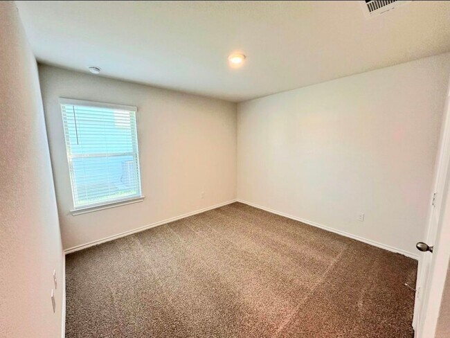 Building Photo - 2330 Hydrangea Dr