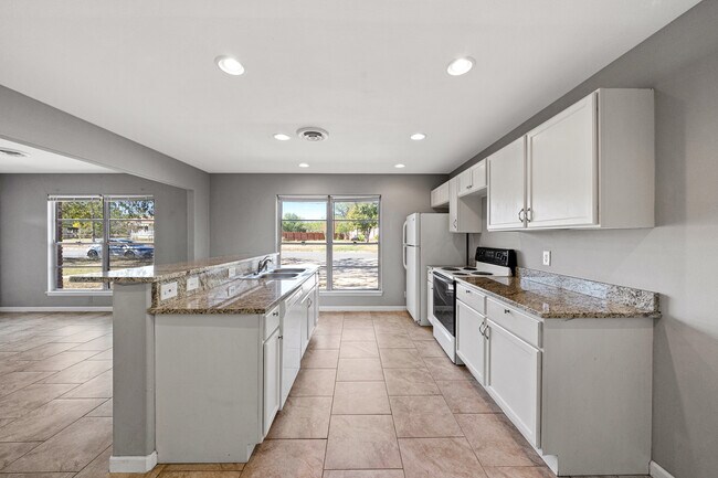 Building Photo - 308 E Cheryl Dr