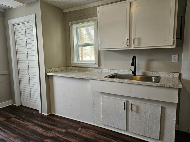 Building Photo - 102 Kay St