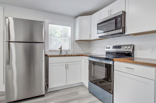 Building Photo - 816 E Estates Blvd