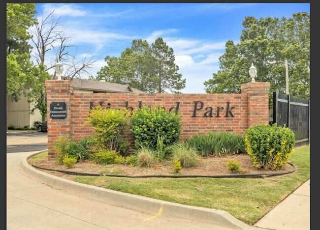 Primary Photo - 2 bed 2 bath downstairs condo unit with co...