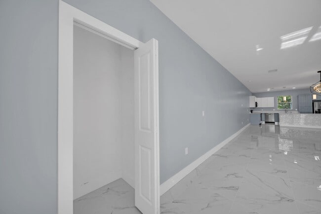 Building Photo - 104 Harry Ave S