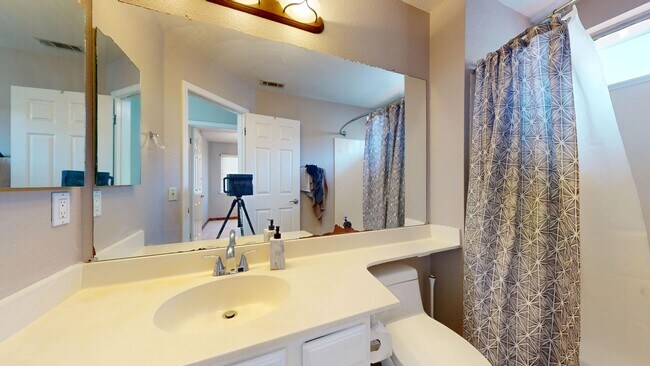 Building Photo - 490 Silvertail Pl