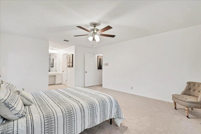 Building Photo - 9502 Castlewood Dr