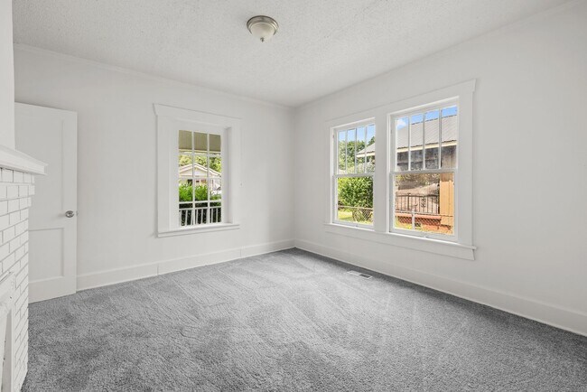 Building Photo - Charming 4 Bedroom, 2 Bathroom house