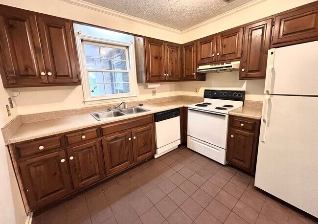 Building Photo - 505 Chateau Dr SE