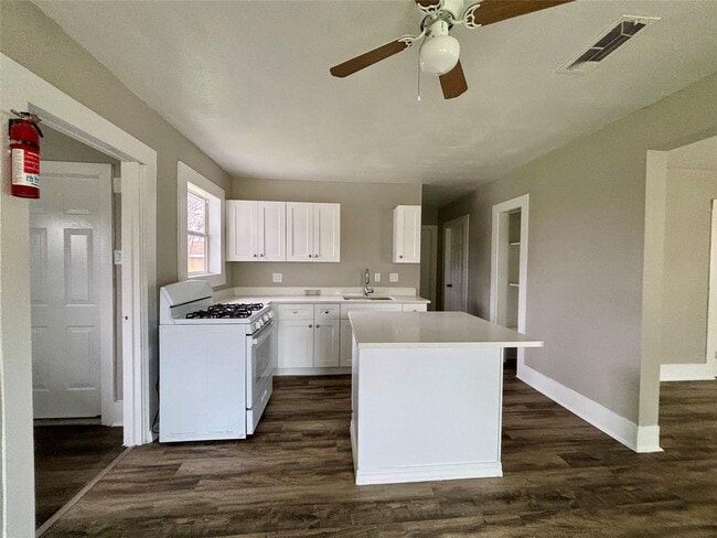 Building Photo - 9710 Casa Loma Dr