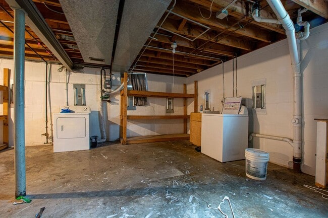 Building Photo - 2 Bedroom / 1 Bath Duplex with Washer/Dryer