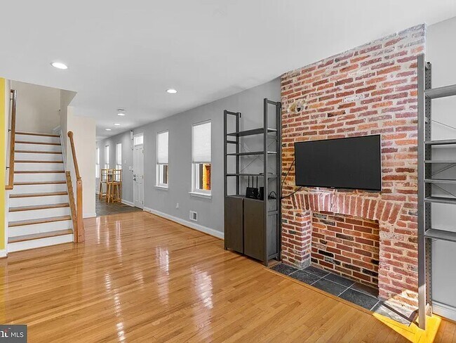Building Photo - 18 S Madeira St