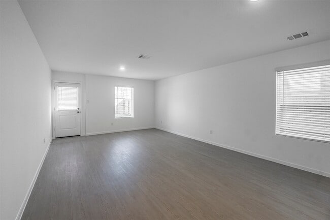 Building Photo - 919 Pertuso Ln