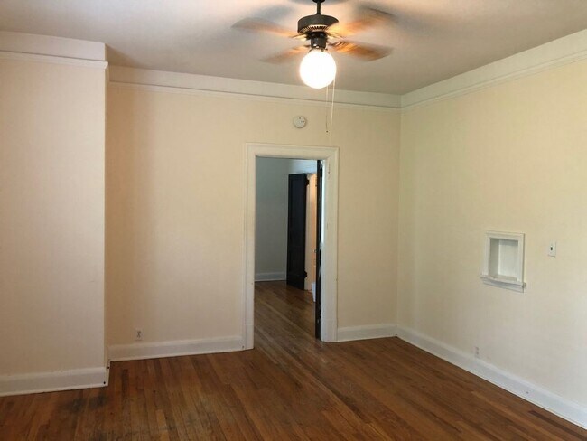 Building Photo - Historic 1 BR/1 BA Upstairs Apartment