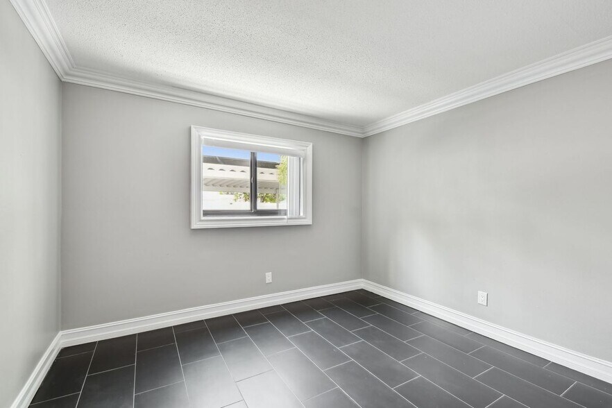 Building Photo - 2942 W Bay Dr