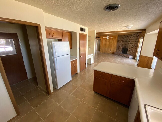 Building Photo - Northeast El Paso 3bed/2bath w/LOTS of living space!