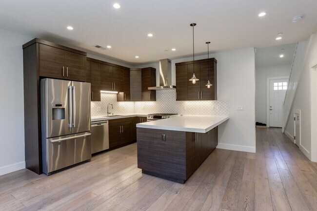 Building Photo - 2 Bed / 2.5 Bath Luxurious townhome near d...