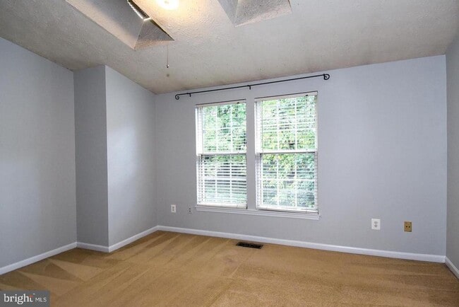 Building Photo - 1545 Woodcrest Dr
