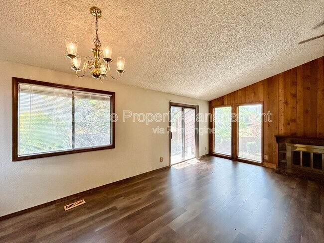 Building Photo - 875 N Gossett Pl
