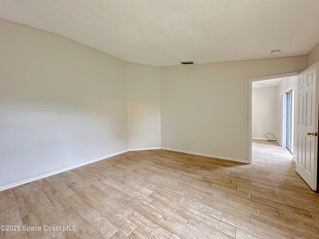 Building Photo - 670 Benton Dr