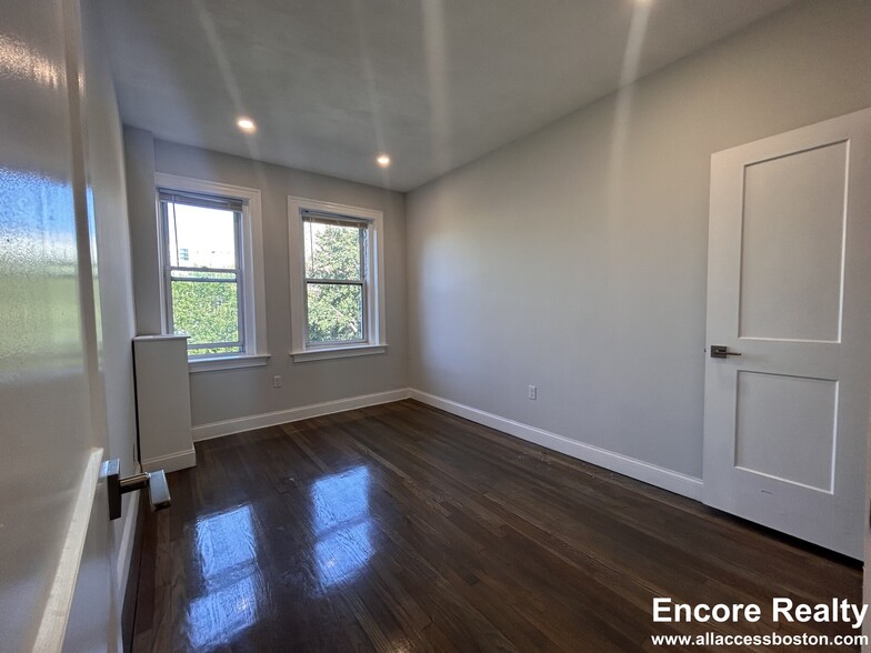 Building Photo - 109 Queensberry St