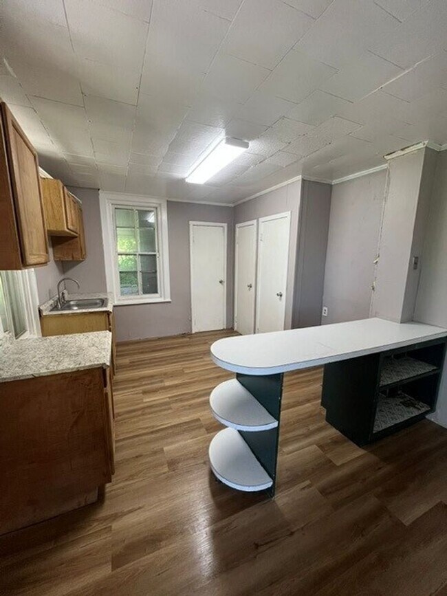 Building Photo - 3 bedroom 1 bathroom