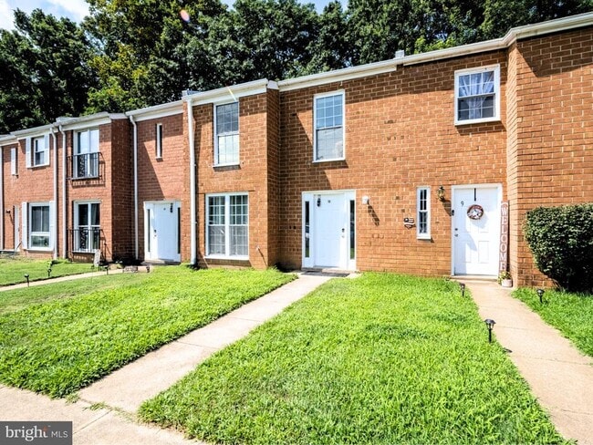 Building Photo - 10 Oak Dr