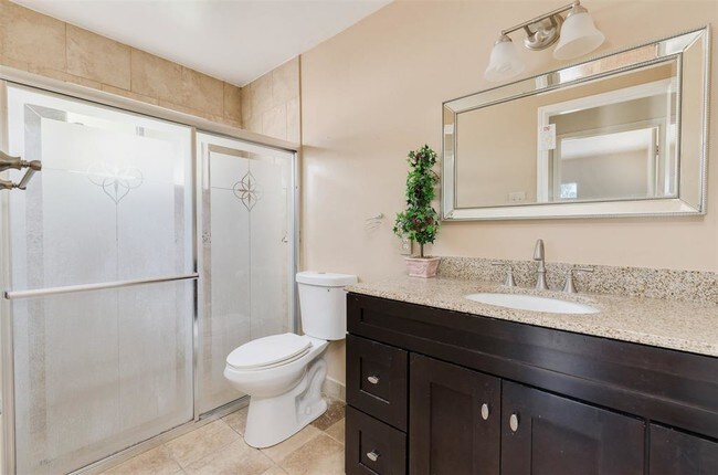Building Photo - 2207 Briarview Dr