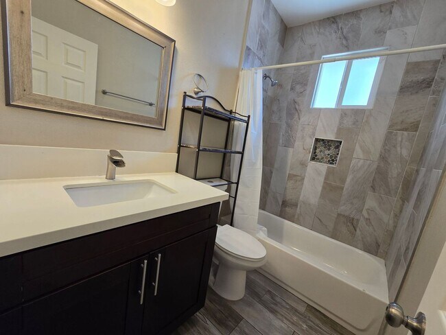 Building Photo - 3BD/2BA w/ Driveway Parking!