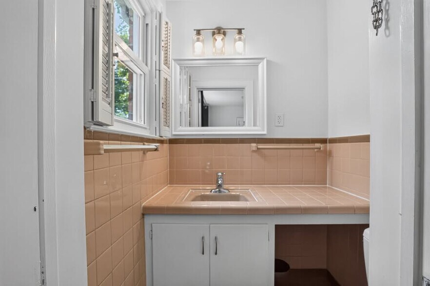 Building Photo - 443 Rollingwood Cir