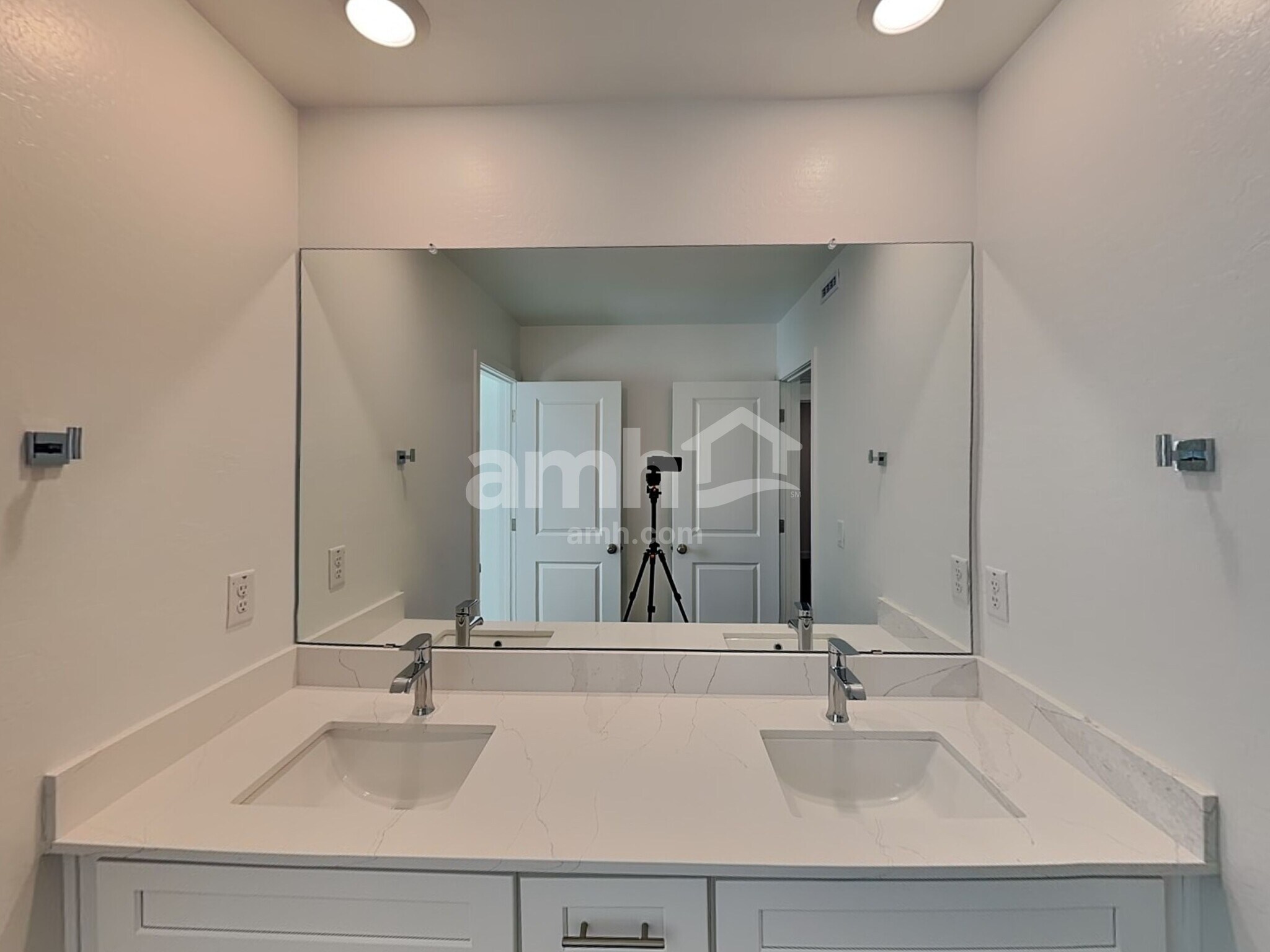 Building Photo - 20177 W Thomas Rd