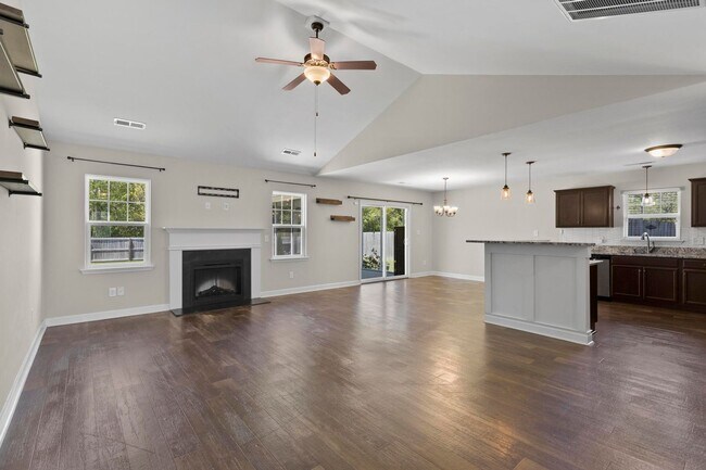 Building Photo - 3 bedroom with BONUS room in community pool neighborhood!