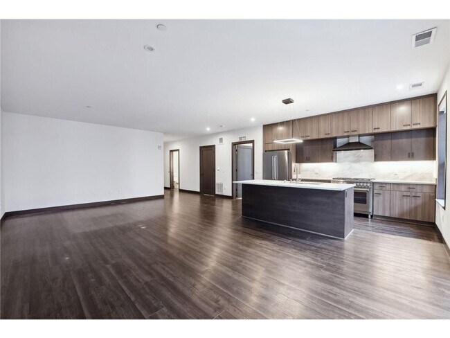 Building Photo - 253 Lake St E