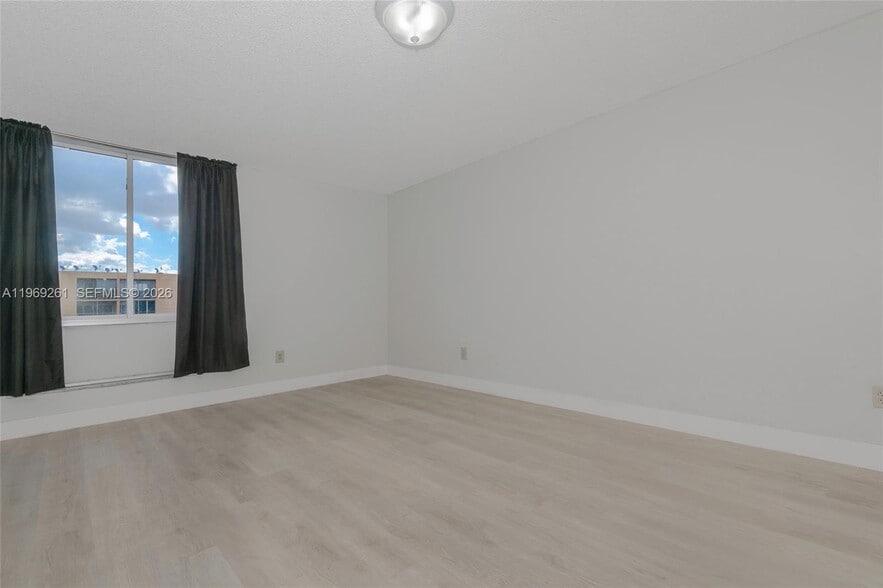 Building Photo - 9150 Fontainebleau Blvd