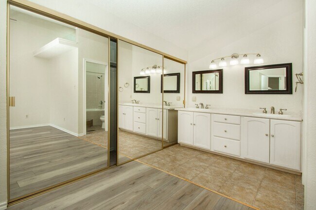 Building Photo - 4242 N Capistrano Dr