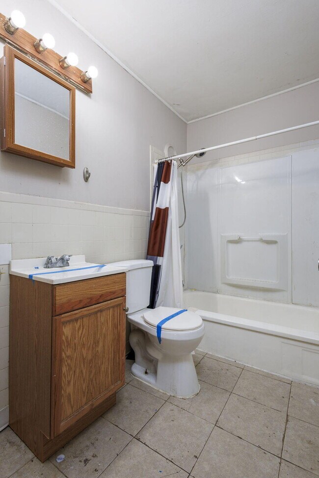 Building Photo - 621 E Meyers Ave