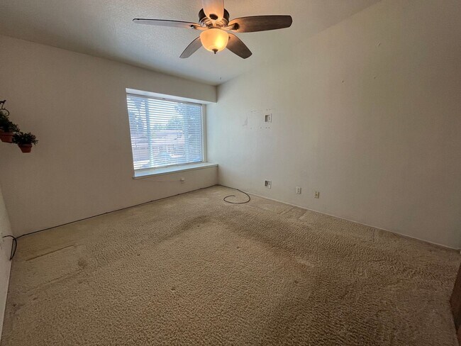 Building Photo - Spacious 3bed 2.5bath 2 story home available now!