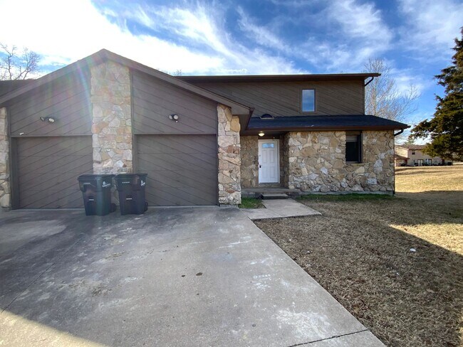 Building Photo - 201- 203 Briarcrest Ct