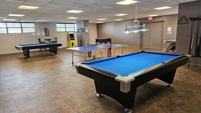 Building Photo - 400 Leslie Dr